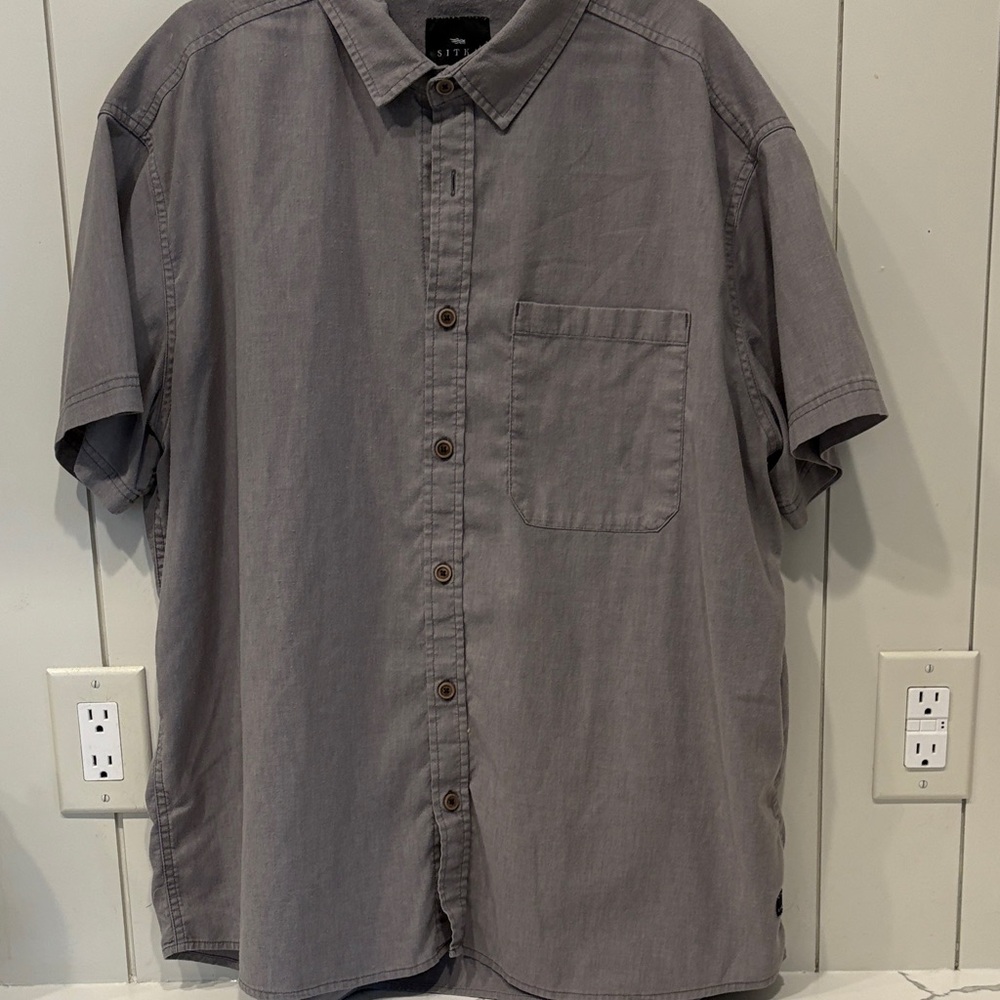 Casual Men's Short Sleeve Button Down Shirt in Gray